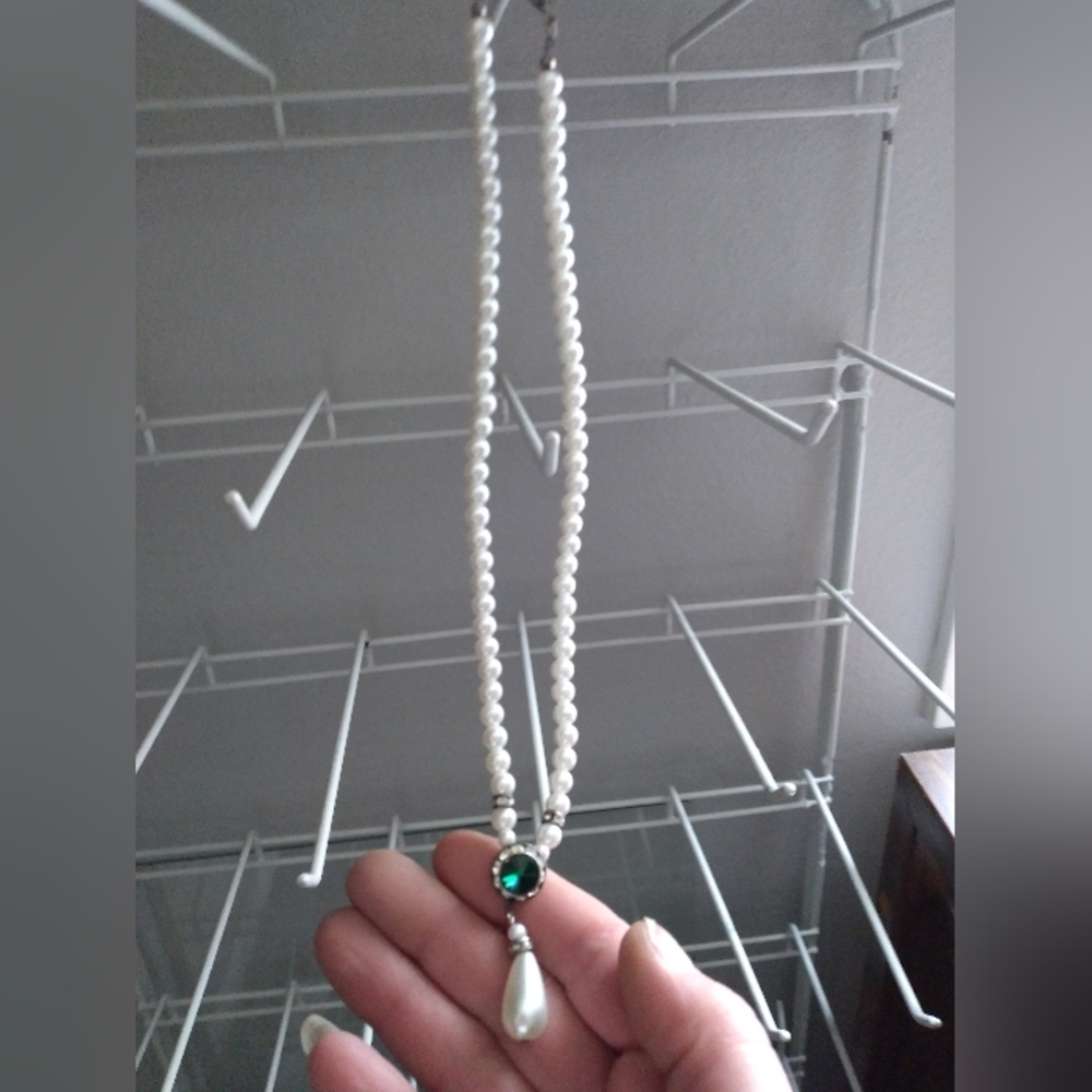 Faux pearl necklace emerald diamonds - Picture 2 of 4